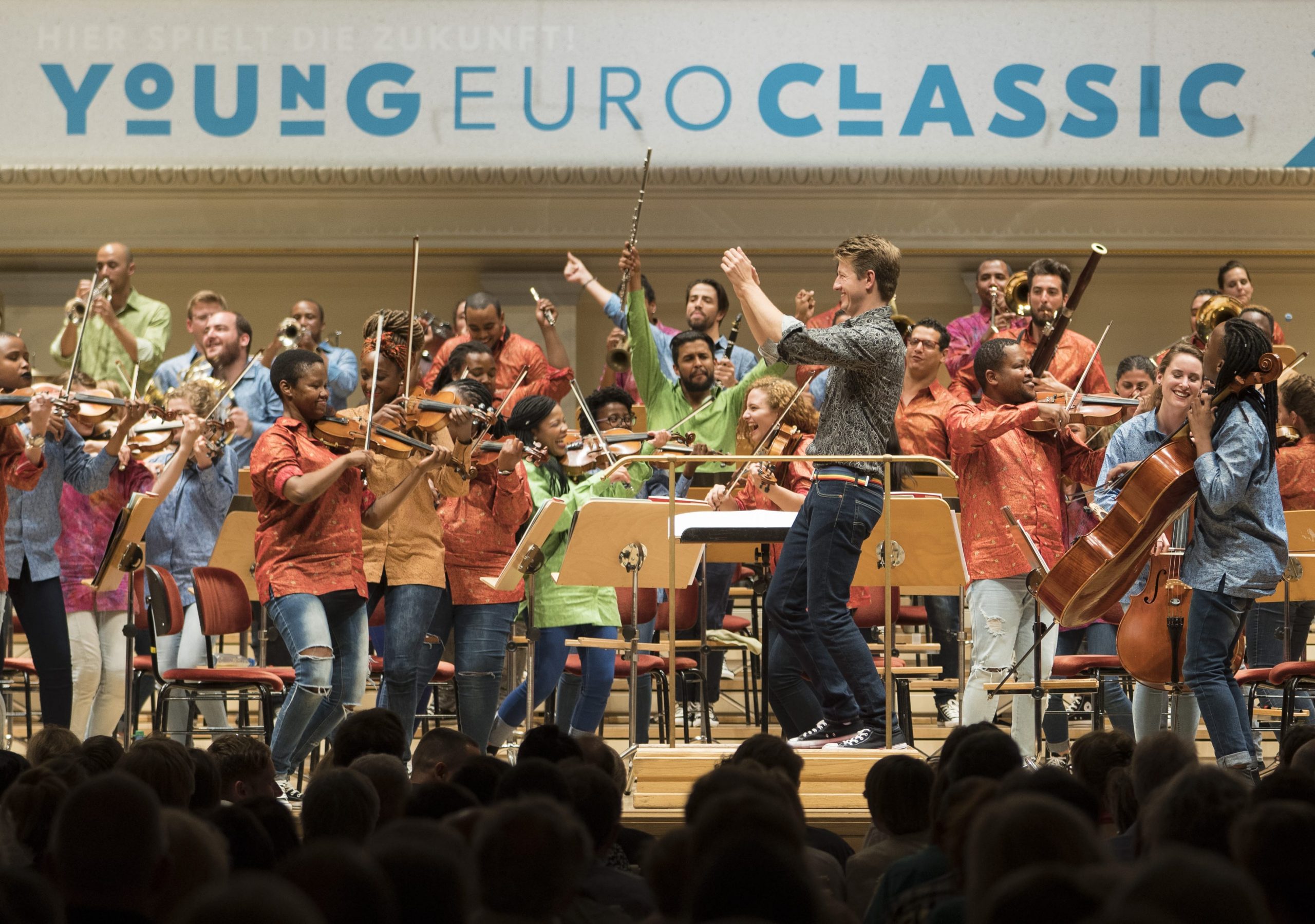 Miagi-Orchester mit Dirigent auf der Bühne von Young Euro Classic