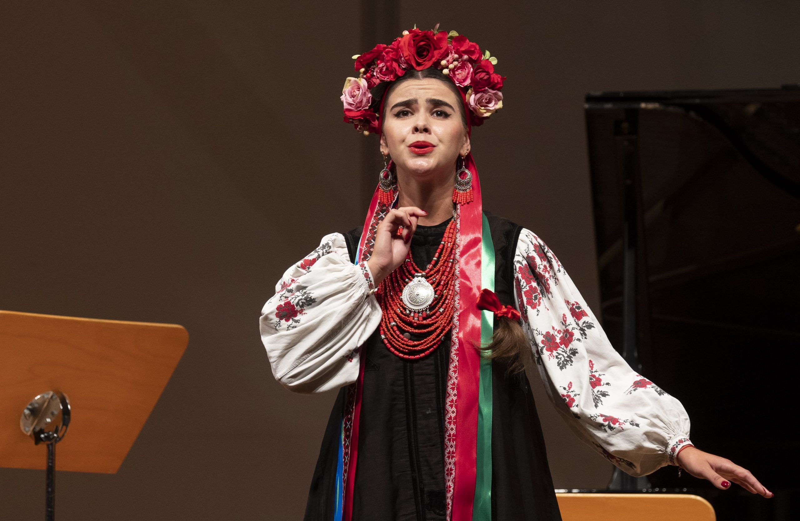 Eine Sängerin in Tracht beim Kammerkonzert des Festivals im Festival "Courage in Concert" bei Young Euro Classic 2023